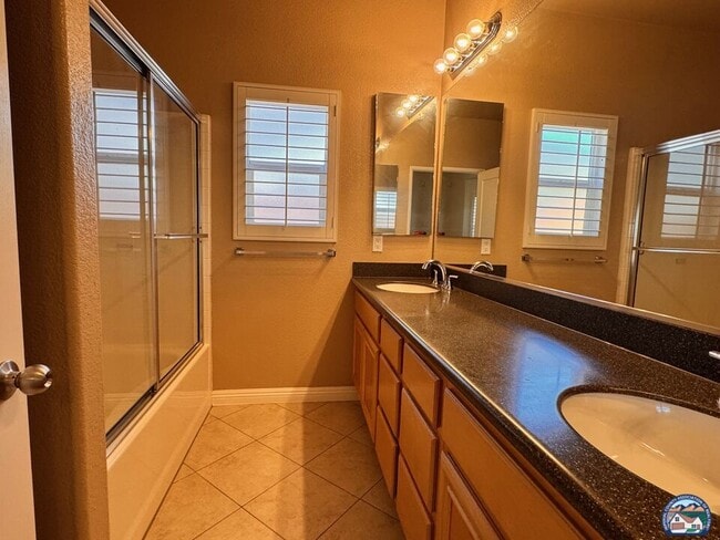 Building Photo - 2640 Lenrey Ave