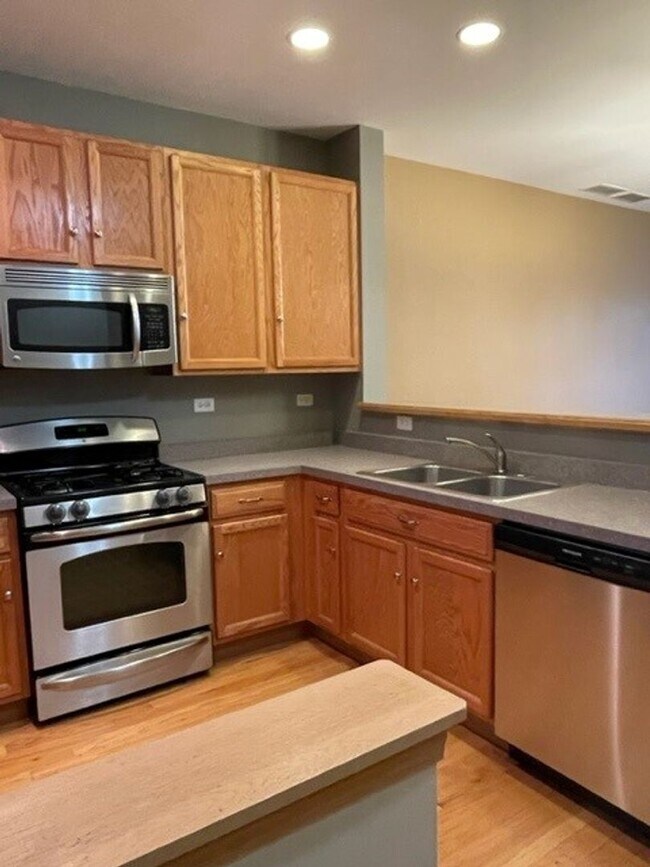 Building Photo - beautiful 2 bed 2.5 Bath spacious town home