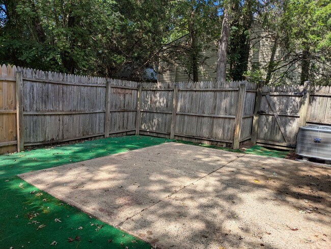 Building Photo - Fantastic 4 Bed 2.5 Bath Colonial Home Sou...