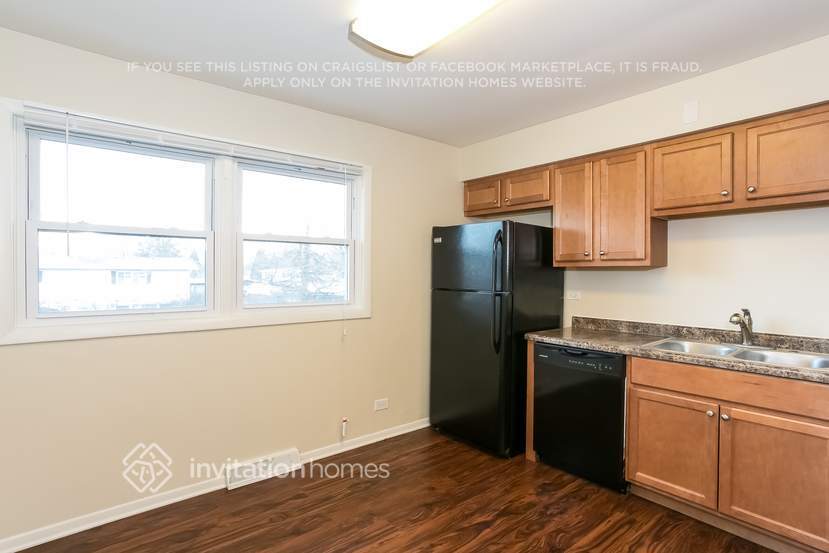 Building Photo - 825 W Manor Ct