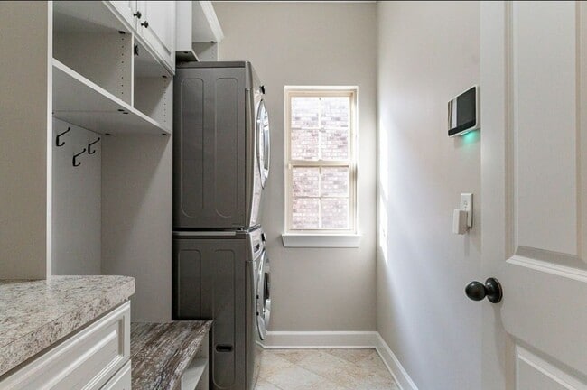 Building Photo - 8273 Middlewick Ln