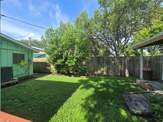 Building Photo - 308 Mackeral St