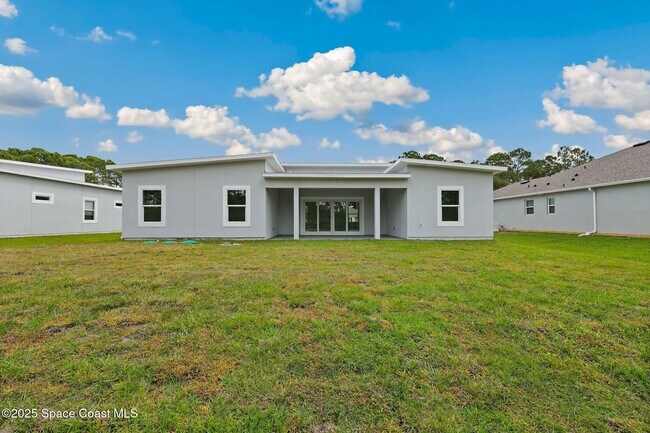 Building Photo - 746 Harriet Ave SW