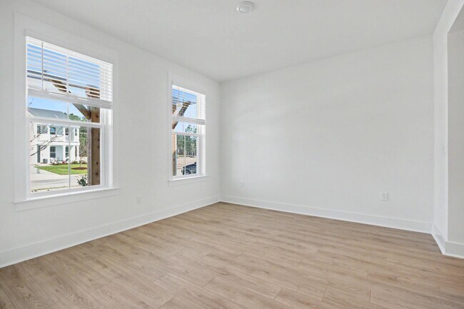 Building Photo - 3084 Claredon St