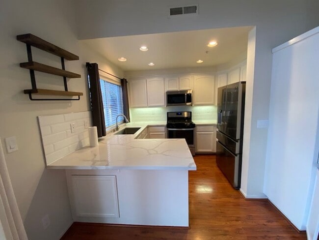 Building Photo - LAS PALMAS II 3 BED/ 2 BATH HOUSE FOR RENT