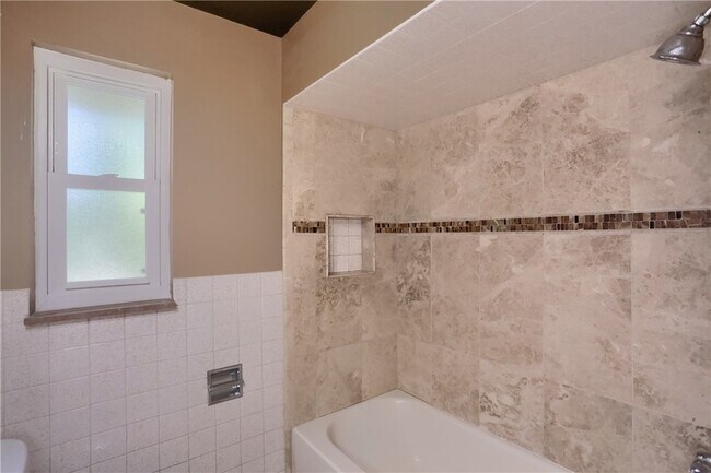 Building Photo - 194 Woodridge Dr