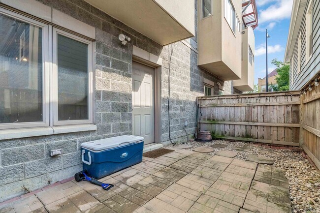 Building Photo - 3262 W Armitage Ave
