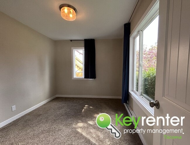 Building Photo - Tacoma Gardeners Dream 2Bed/1Bath