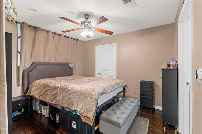 Building Photo - 3040 Peachtree Rd NW