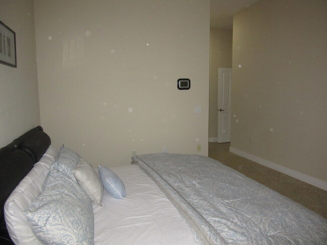 Building Photo - Lovely 3 BR / 2 BA Condo Located In Desira...