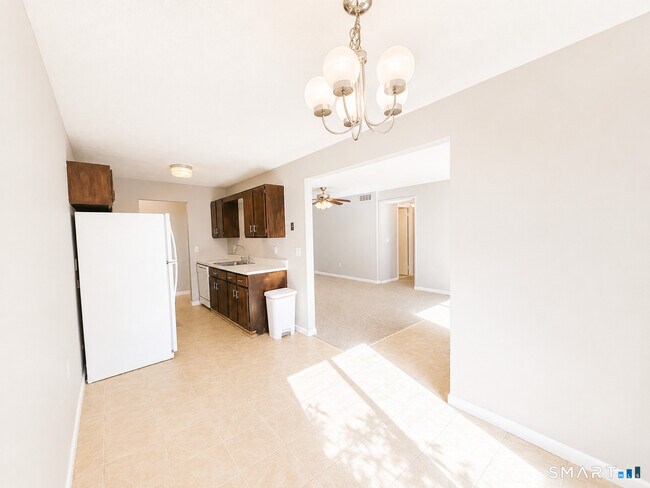 Building Photo - 10 Woodsedge Dr