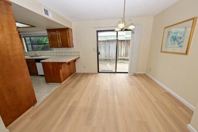 Building Photo - 4718 E Alamos Ave