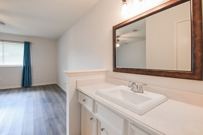 Building Photo - 22743 Red River Dr
