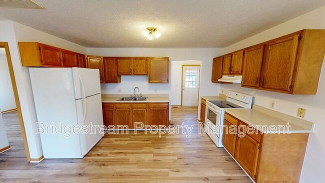 Building Photo - 214 Woodsview Dr