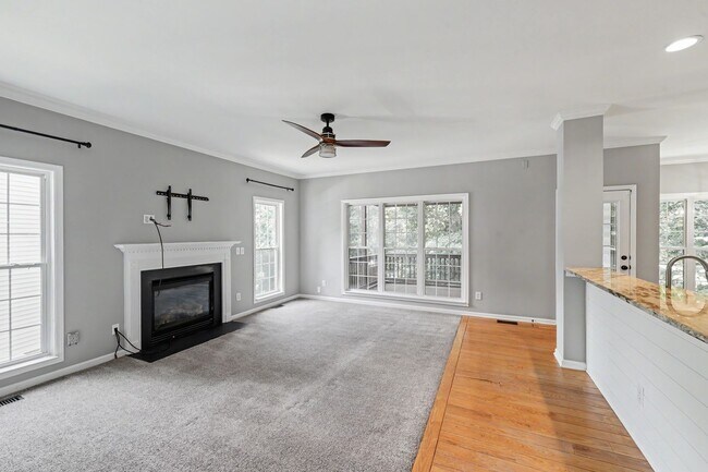 Building Photo - Exceptional 5-Bedroom Home with Finished Basement in Prime Location!