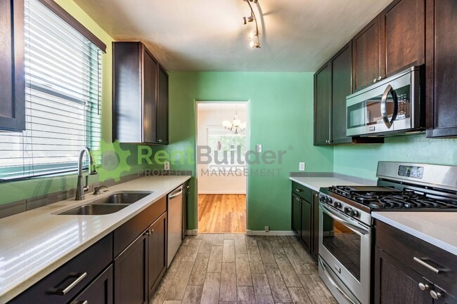 Building Photo - 816 Loma Vista Dr NE