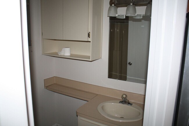 Building Photo - Beautifully updated 2 bedroom 2 bath