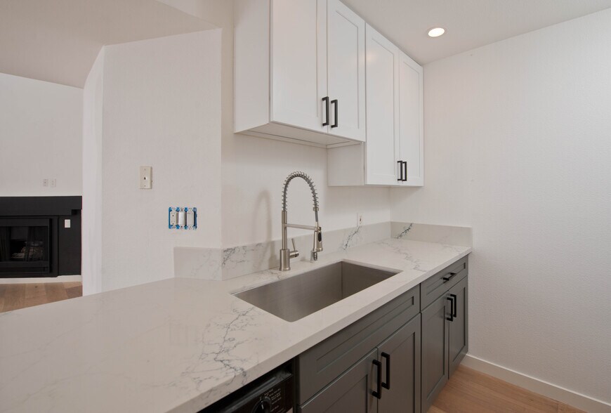 Building Photo - 5540 Owensmouth Ave