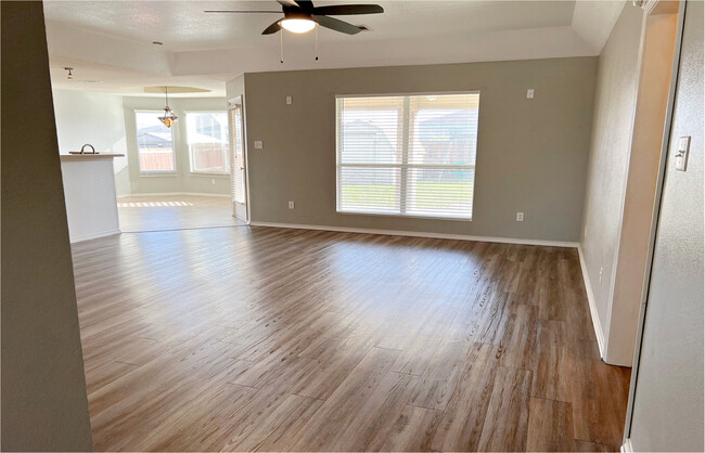 Building Photo - 4400 Lloyd Dr