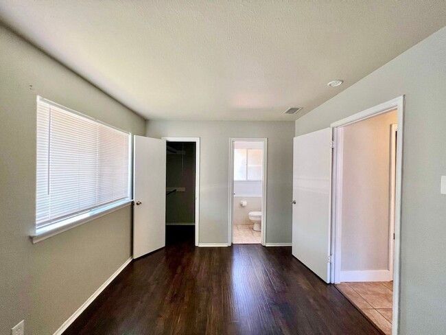 Building Photo - 2121 Travis Dr