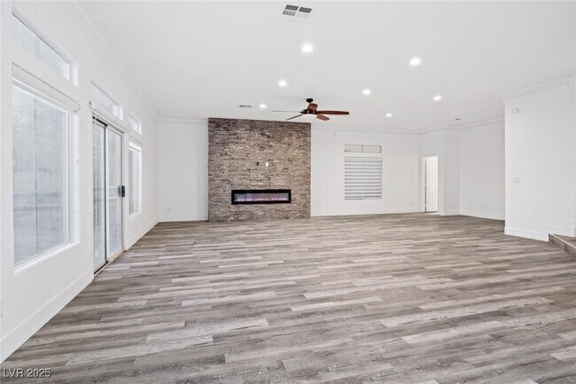 Building Photo - 4630 Laguna Vista St