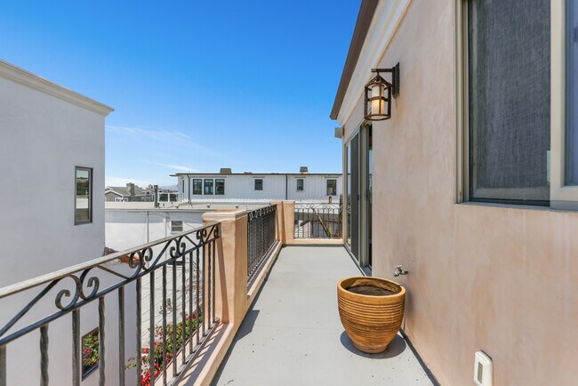 Building Photo - 209 Crest Dr