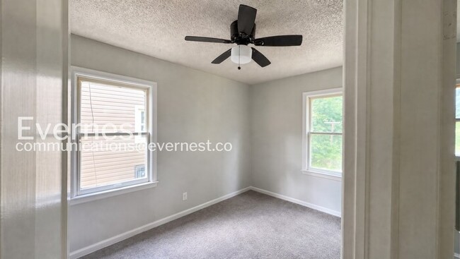 Building Photo - Cozy 2 Bed / 1 Bath Home / Pet-Friendly / Vouchers Accepted / Available Now!