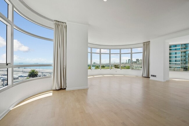 Building Photo - Light Filled 2 Bed, 2 Bath South Beach Por...