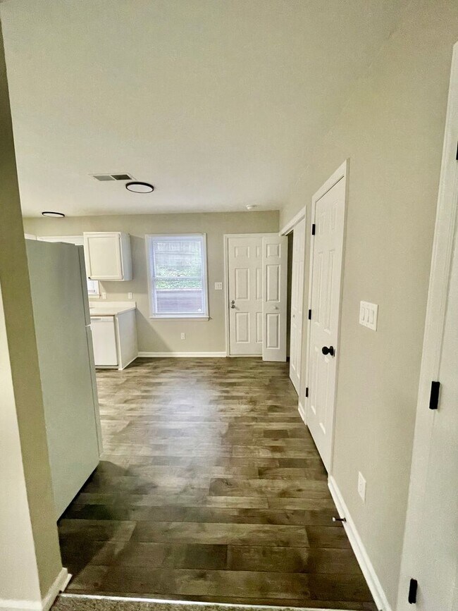 Building Photo - Discover this well-maintained 2-bedroom, 2-bath townhouse in Statesville, NC.