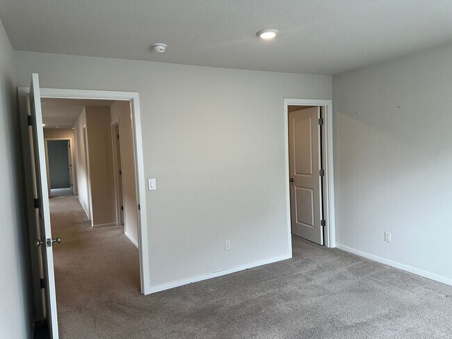 Building Photo - Newer 4 bedroom 2.5 bathroom house!