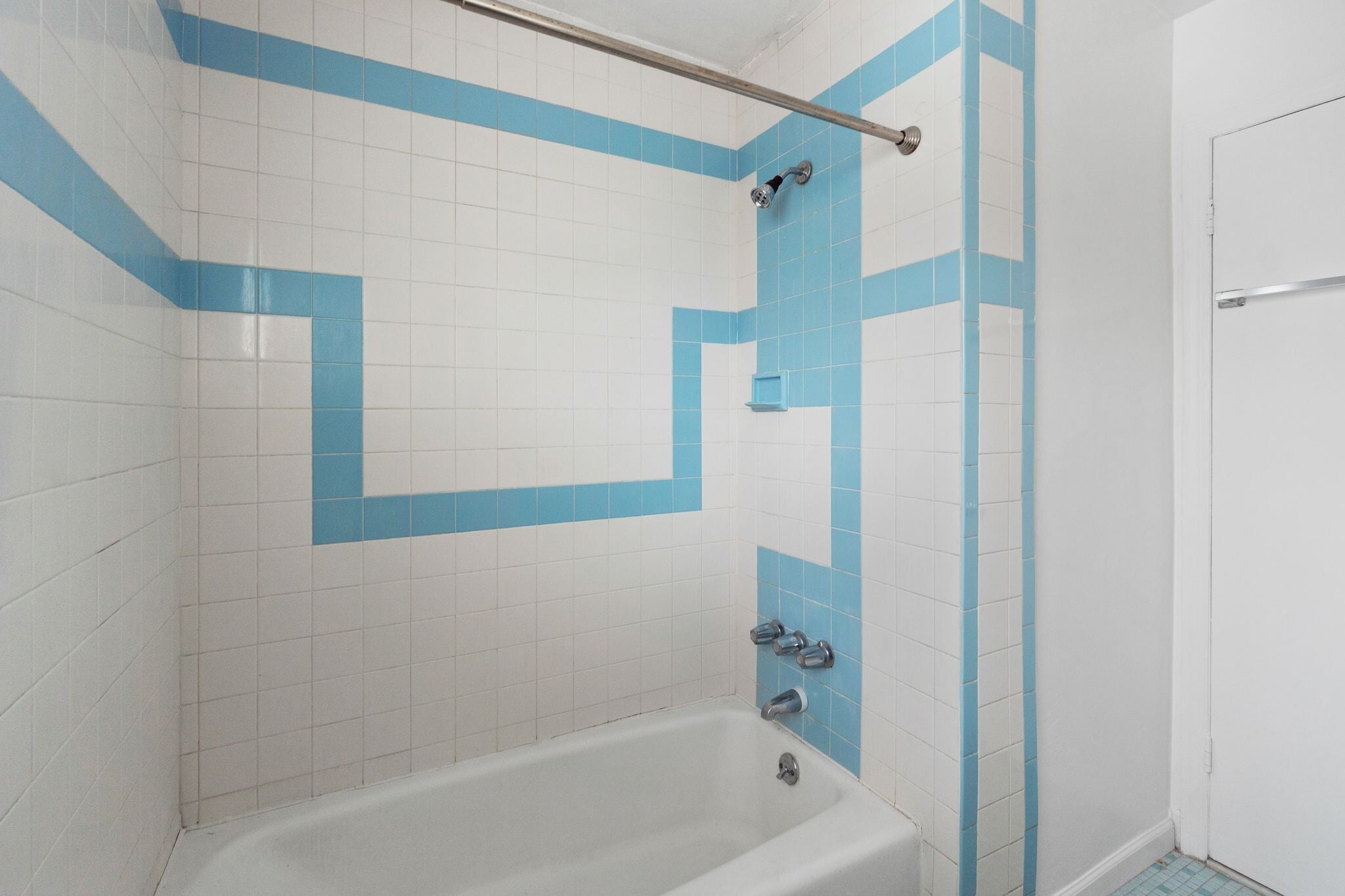 bathroom - 208 N Park St