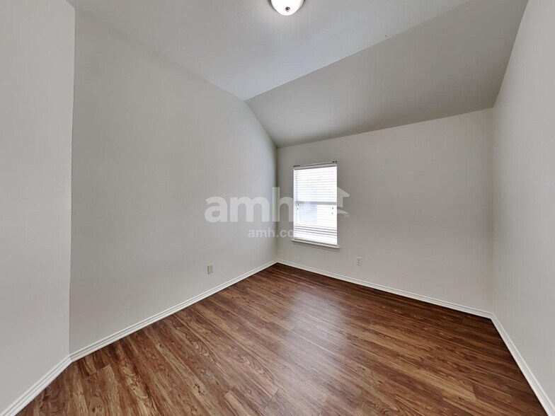 Building Photo - 15818 Shoreline Terrace Dr