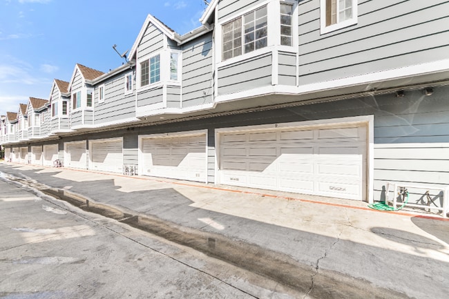 Building Photo - 816 N Inglewood Ave