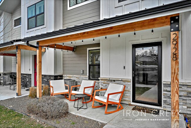 Building Photo - Contemporary Townhome Minutes from Downtown