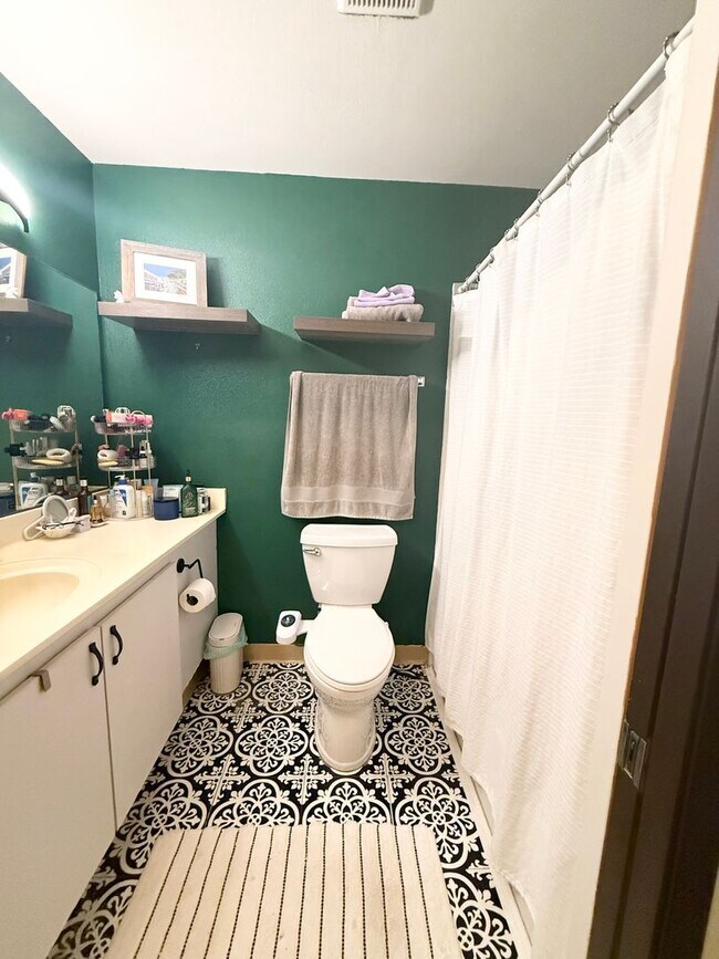 Building Photo - Available 12/15/2025 – Beautiful 2BR/2BA U...