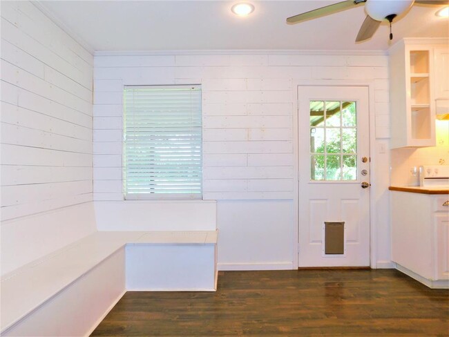 Building Photo - 720 Chisholm Trail