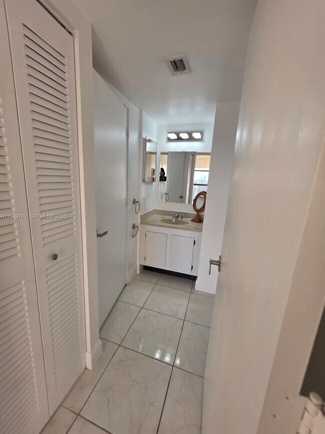 Building Photo - 3701 N Country Club Dr