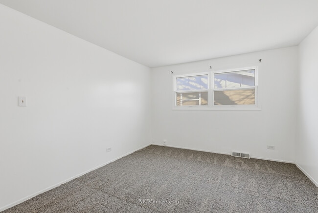 Building Photo - 3317 Birchwood Dr