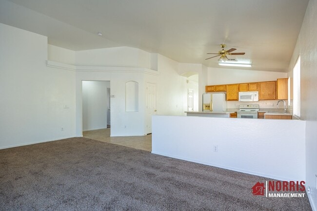 Building Photo - Great Home Located minutes from Freeway