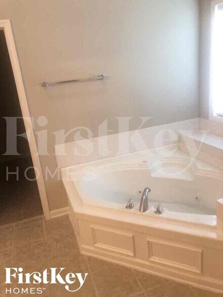 Building Photo - 1401 Aramore Dr SE