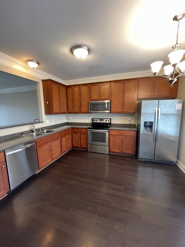 Building Photo - Lenox Village!