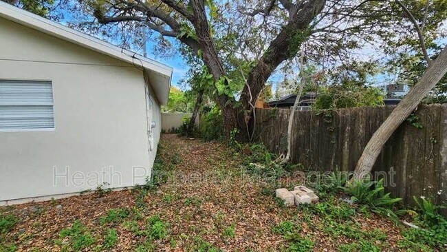 Building Photo - 2205 Calexico Way S