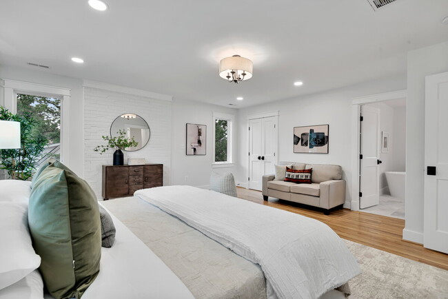 Building Photo - "Luxurious 6-Bed, 6-Bath Arlington Retreat...