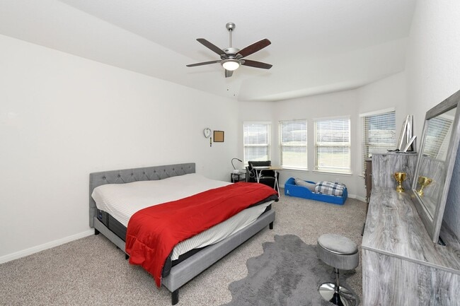 Building Photo - Nestled in the highly sought-after Scenic ...