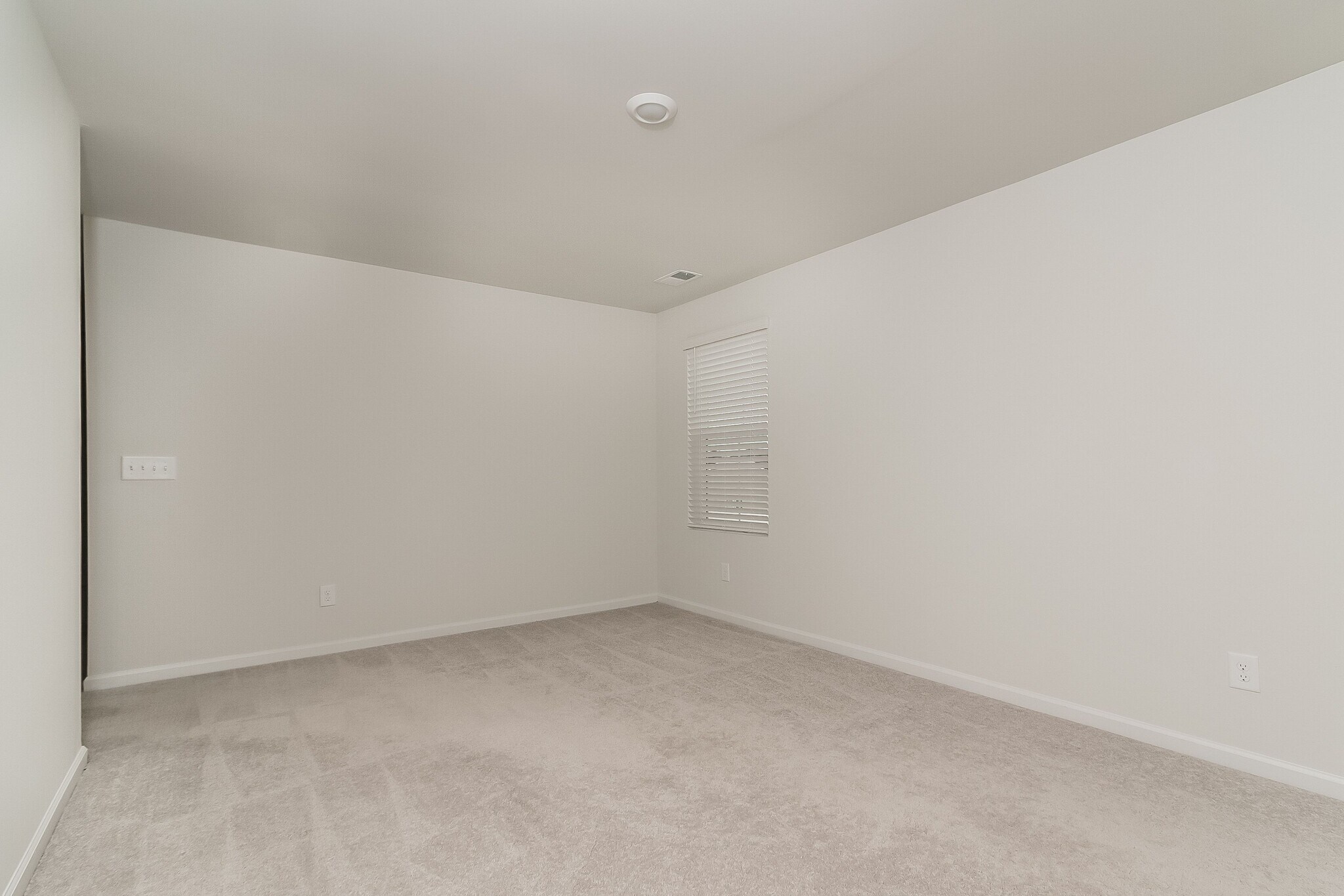 Building Photo - 2760 Desert Rose St