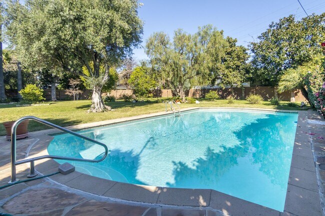 Building Photo - 4668 St Clair Ave