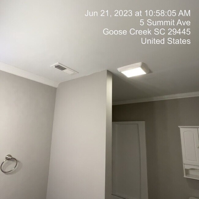 Building Photo - Relaxed Living with Spacious Yard in Goose...