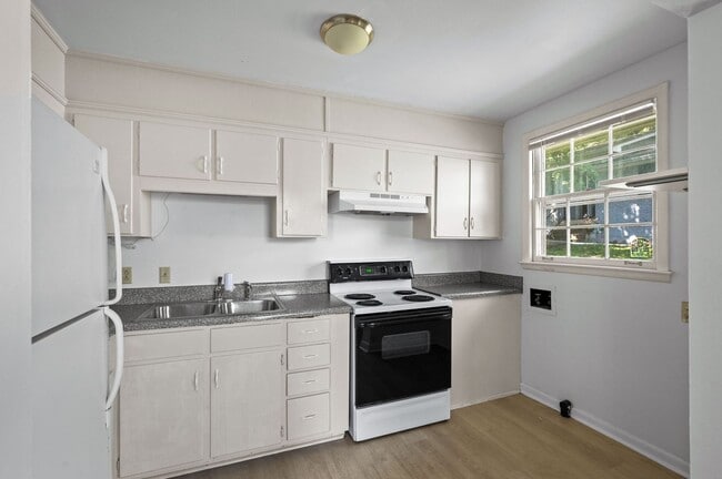 Building Photo - Amazing 2BR/1BA in the Heart of Hillsboro ...