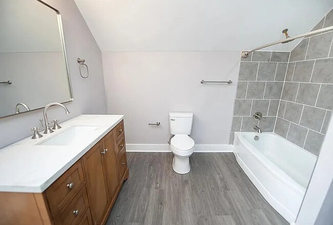 Building Photo - 3 Bedroom 2.5 Bathroom