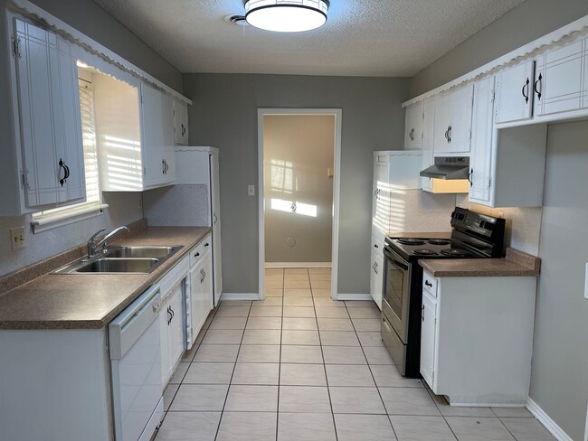 Building Photo - 3 bed room home for rent in Moore!  2 baths, 2 car garage with fenced yard near Santa Fe and SW 4...